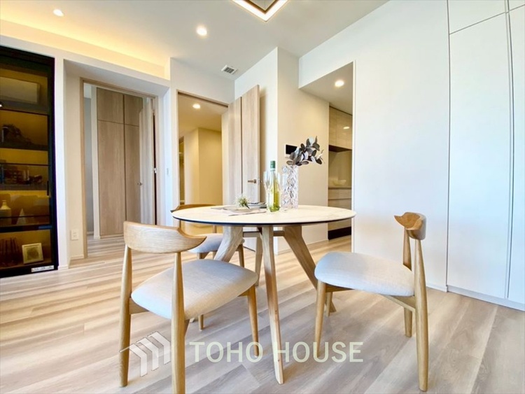 内装 【LIVING】◆眩い◆光が燦々と入り、家族の笑顔を照らす。「いつまでも続いて」と願う夢のような毎日がここにある。