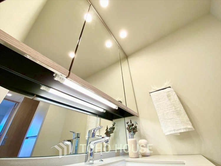 洗面 【WASHROOM】◆快適◆煌びやかな暮らしの中にも忘れたくない快適さ。大きな収納が助けてくれます。