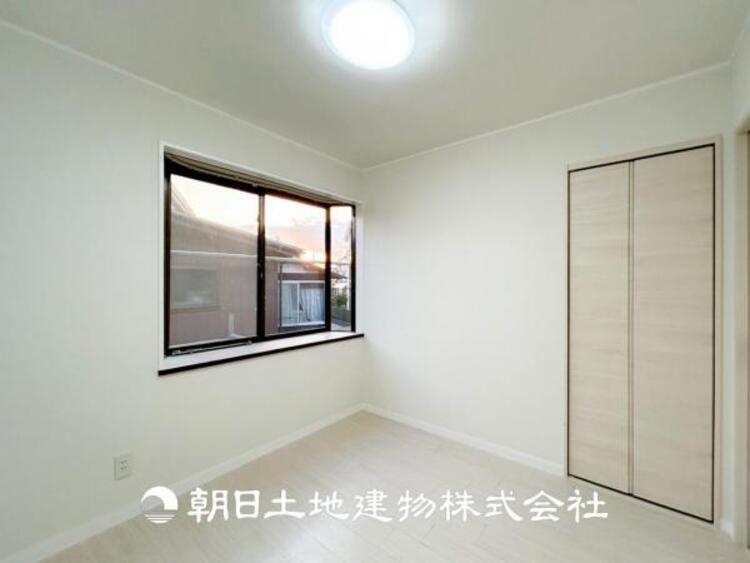 内装 【居室】爽やかな空間演出とセンス良く纏められた室内は良質な寛ぎ空間。そこで暮らす大切な人達のことを考え造りこんだ空間は日々の生活に安らぎを与えてくれます。