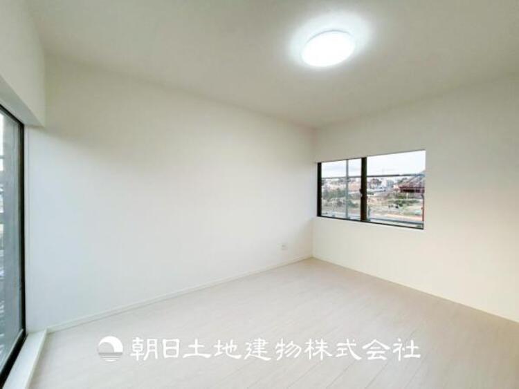 内装 【居室】収納もありきれいな形のお部屋は家具のレイアウトがしやすいのでスペース以上に使いやすいです。