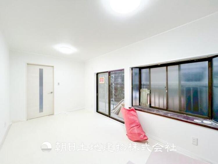 居間 【リビング】1日の中で最も長い時間を過ごすことになるリビングだからこそ、いつも笑顔があふれる空間であるように。広々とした空間から幸せな未来を。