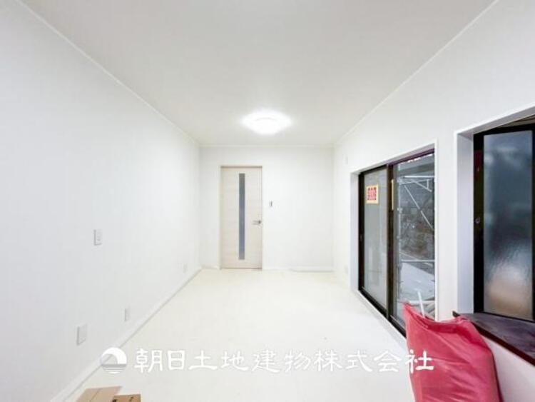 居間 【リビング】開放的で明るい空間が広がるLDK。リビングには暖かな太陽が降り注ぎ、爽やかな住空間です。お友達を呼んでお茶をしたり、一緒に料理を楽しみながら楽しい時間を。