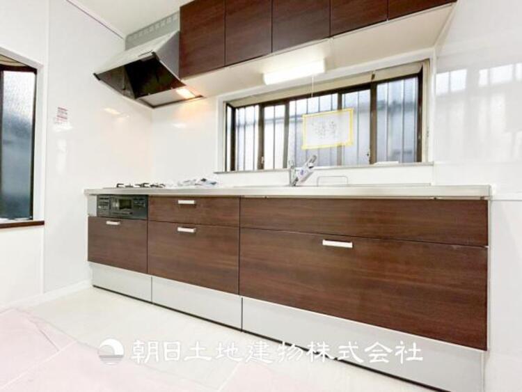 キッチン 【キッチン】住宅の主役でもあり、日常生活を過ごす上で重要な水回りでもあるからこそ機能性・デザイン性に拘りました。お掃除のしやすいシステムキッチンを設置しました。