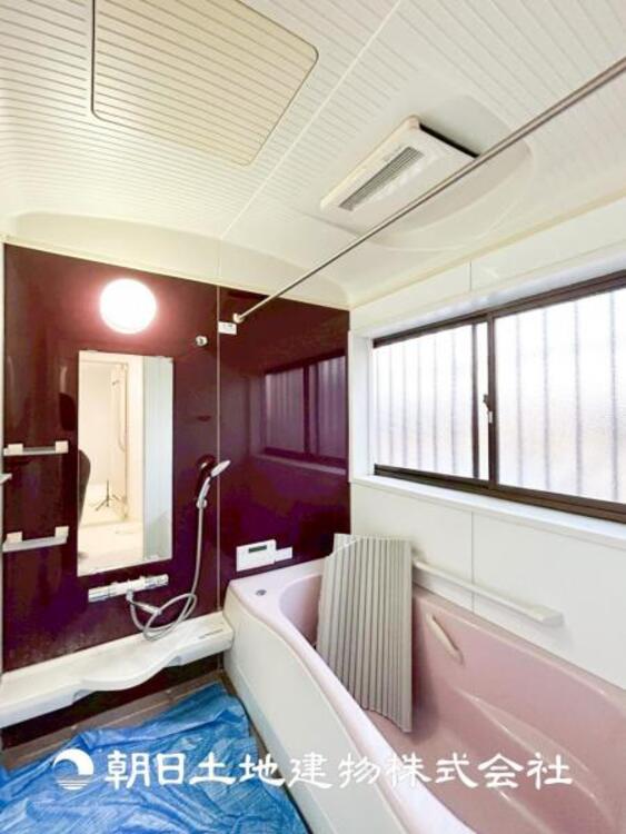 風呂 【浴室】半身浴もできる広々とした湯舟があり、浴室暖房乾燥機付きで冬でもポカポカです！