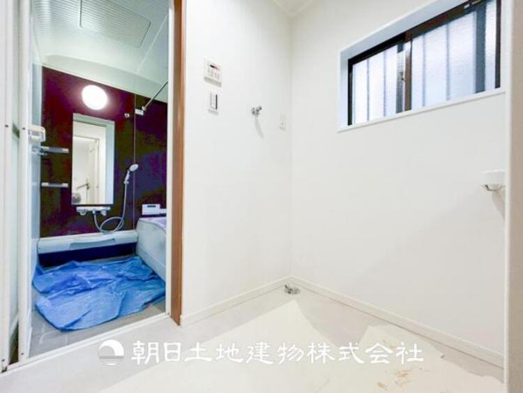 洗面 【洗面化粧台】広々とした洗面台は、日々の身だしなみチェックや歯磨きなど、朝の慌ただしい時間でも心に余裕とゆとりを作ってくれます。今日も１日頑張ろう。そう思える場所でありたいと思っています。