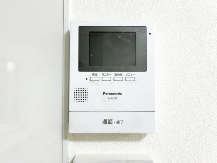 設備 【モニター付きインターホン】訪問者の確認が出来るので、セキュリティ対策にも最適のモニター付きインターホン。