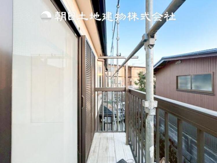 バルコニー 【バルコニー】温かい太陽を感じる事ができるのは、目の前に遮るものが無いから。彼方に広がる風景が絵画のように広がります。