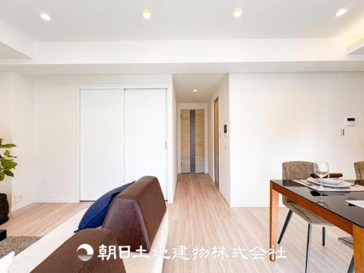 居間 リビングにはみんなが集い、食事や楽しい会話が始まる。