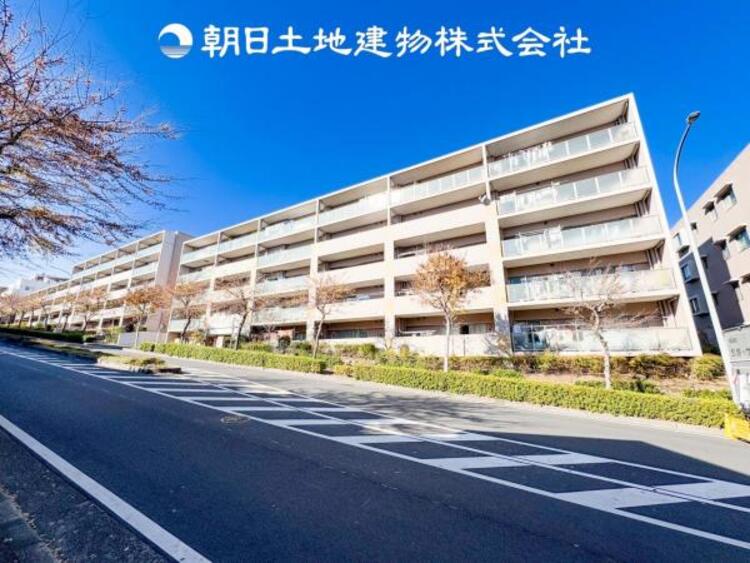 外観 時間のゆとりと空間、暖かな陽光がもたらす光と風を独占してください。