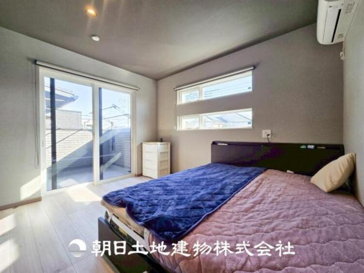 内装 【居室】爽やかな空間演出とセンス良く纏められた室内は良質な寛ぎ空間。そこで暮らす大切な人達のことを考え造りこんだ空間は日々の生活に安らぎを与えてくれます。