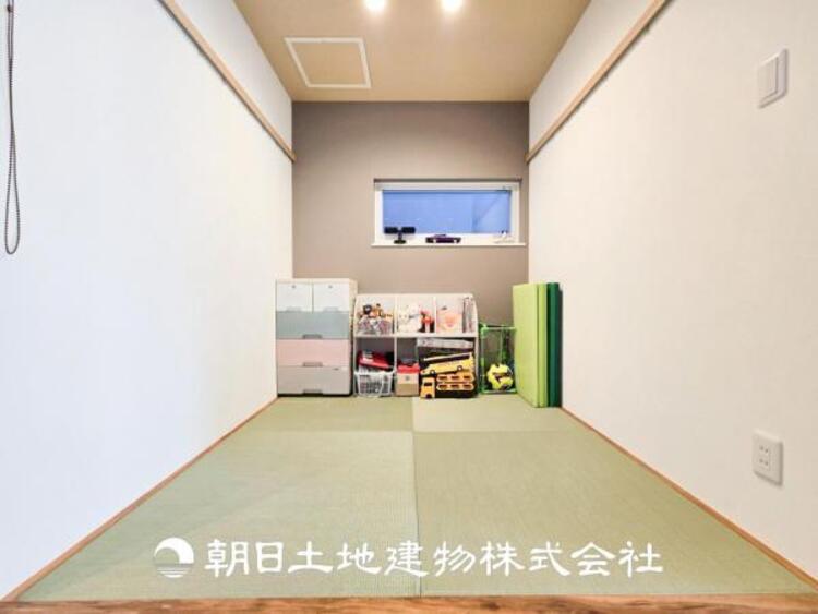 内装 【和室】近年減少傾向にありますが、和室があることで落ち着きと癒しの空間が生まれます。来客時の客室としても利用できますし、お子様のプレイルームやお昼寝に良いお部屋です。
