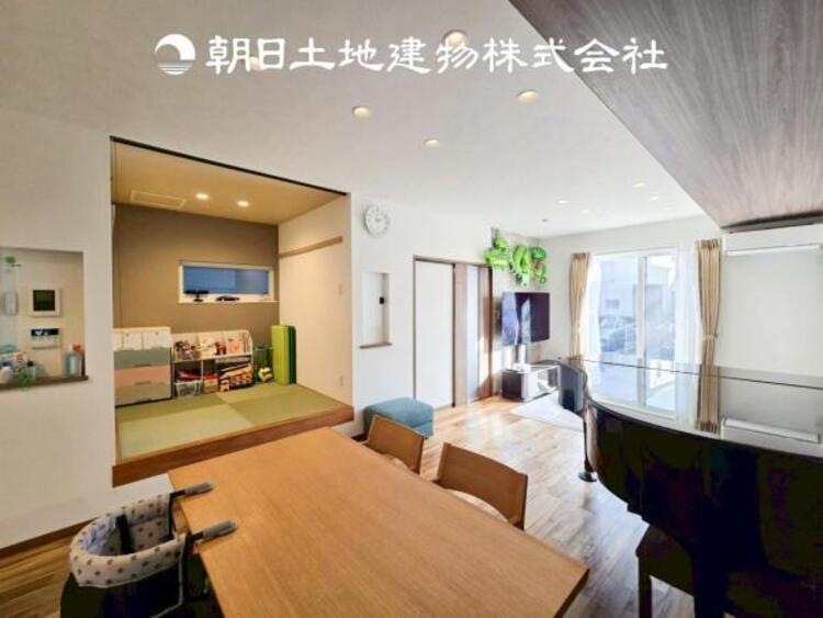 居間 【リビング】1日の中で最も長い時間を過ごすことになるリビングだからこそ、いつも笑顔があふれる空間であるように。広々とした空間から幸せな未来を。1日の中で最も長い時間を過ごすリビングは、笑顔があふれる空間です。広々とした空間から幸せな未来を。