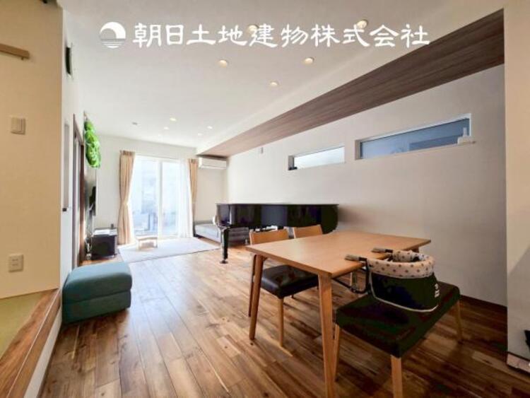 居間 【リビング】開放的で明るい空間が広がるLDK。リビングには暖かな太陽が降り注ぎ、爽やかな住空間です。お友達を呼んでお茶をしたり、一緒に料理を楽しみながら楽しい時間を。