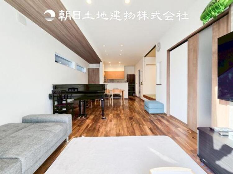 居間 【ダイニング】温かい色合いのフローリングと清々しい爽やかなクロスが明るい空間を創り出しているダイニングキッチン。ゆっくりと過ごす空間に相応しく、ここで楽しむ時間が家族や友人との絆をより深めてくれそうです。