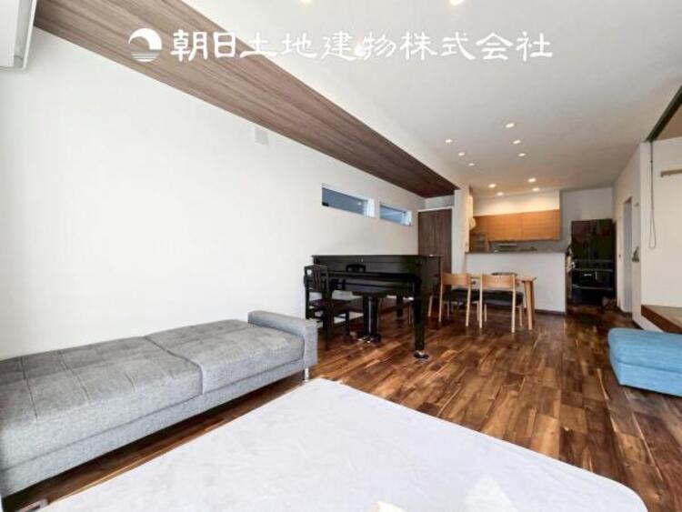 居間 【リビング】大切なご家族、招いた友人と過ごすひと時を溢れる光が優しく包み込む空間。大切な人とともに、心穏やかに過ごすひととき。家族との時間、自分の時間を大切にできる空間を作りました。