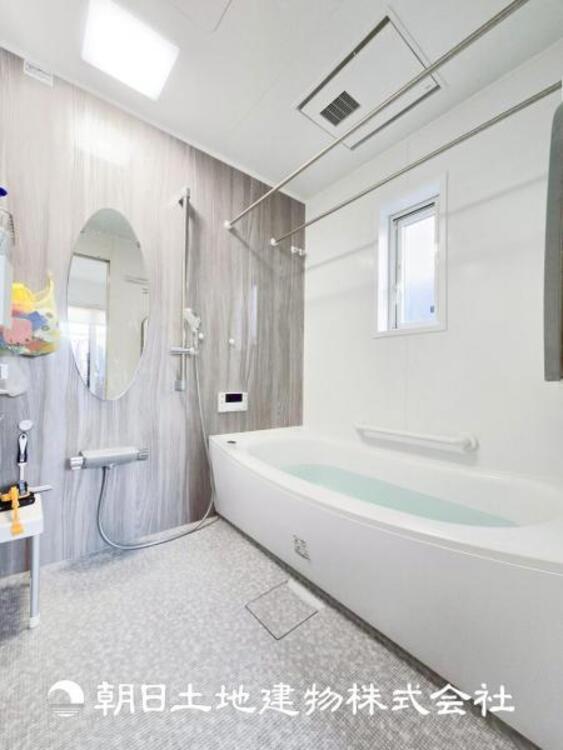 風呂 【浴室】上品な色合いが魅力のバスルームは、ほっと落ち着く空間を作り出しています。広々とした浴槽で体を癒やしながら、疲れを取り除けるような仕様です。お子様と一緒に楽しく入るのもいいですね。