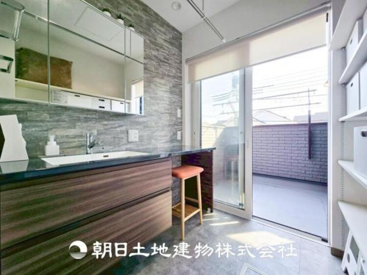洗面 【洗面化粧台】広々とした洗面台は、日々の身だしなみチェックや歯磨きなど、朝の慌ただしい時間でも心に余裕とゆとりを作ってくれます。今日も１日頑張ろう。そう思える場所でありたいと思っています。