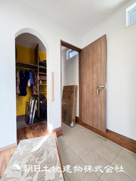 収納 【収納】広々とした玄関収納があり、ベビーカーなども置いておけます。