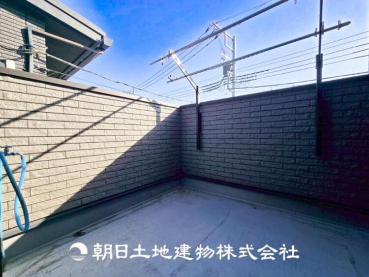 バルコニー 【バルコニー】広々としたバルコニースペース。日々のお洗濯もはかどります。陽当たりの良いバルコニー。お洗濯も良く乾きます。