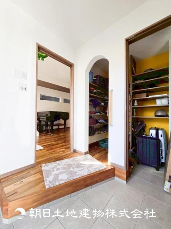 その他 【玄関】高級感漂う玄関と廊下。大好きなご家族の帰り、遊びに来てくれる友人を優しく迎える・優しさに満ちた生活空間を演出します。ハッピーな生活を予感させます。