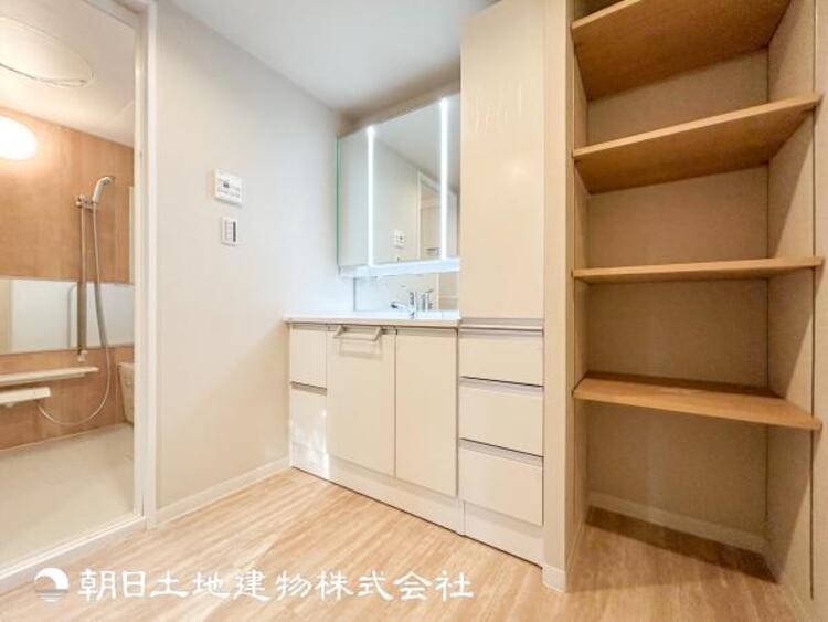 洗面 【洗面化粧台】広々とした洗面化粧台はたっぷり収納もさるますし、朝の忙しい時間でも心に余裕とゆとりを作ってくれます。