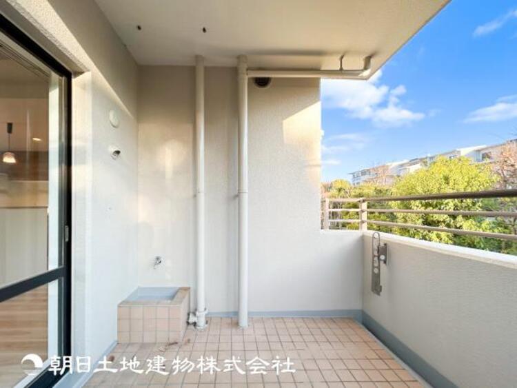 バルコニー 【バルコニー】太陽に愛された家。陽当り・通風に優れた魅力的で快適さを追求したプライベート空間です。