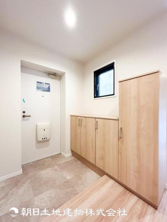 その他 【玄関】高級感漂う玄関と廊下。家族の帰り、遊びに来てくれる友人を優しく迎えるスペース。ハッピーな生活を予感させます。