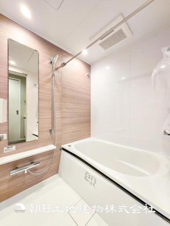 風呂 【浴室】1日の疲れを癒すバスタイム。心地よいリラックスを叶える独立した美しい空間です。