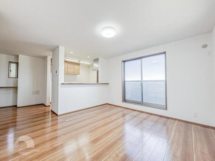 居間 お天気が晴れの日は照明をつけなくても充分明るいリビングです！どこか落ち着きのある広々とした内装です！皆で過ごす空間が、目に浮かんでくる様な優しいリビングダイニングです！くつろいだり楽しい時間を是非！ 