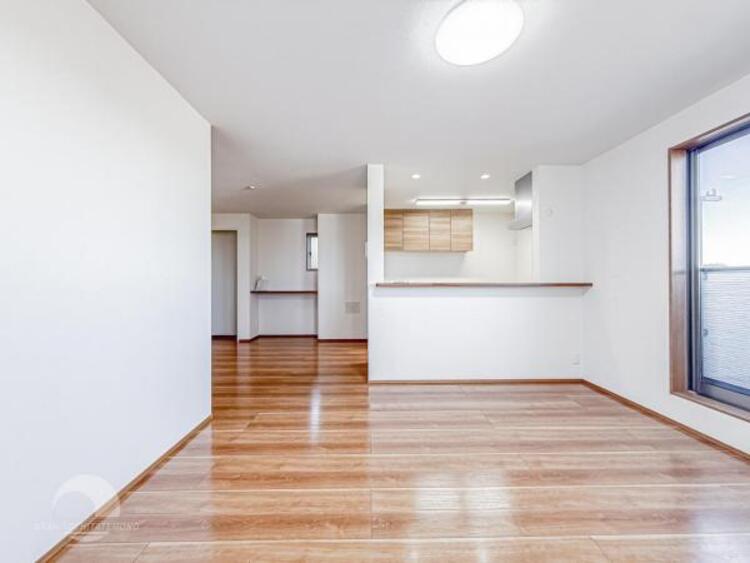 居間 お天気が晴れの日は照明をつけなくても充分明るいリビングです！どこか落ち着きのある広々とした内装です！皆で過ごす空間が、目に浮かんでくる様な優しいリビングダイニングです！くつろいだり楽しい時間を是非！