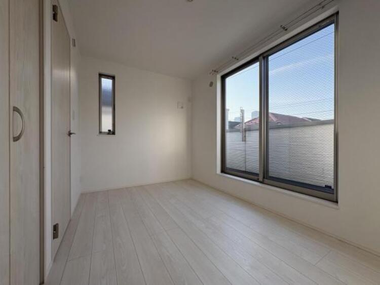 内装 ●〇採光もアクセントの一つとして。プライベートルームにはやさしい光が射し込んでいて、この明るい好みの空間で読書や音楽。充実した時間を過ごせます。日中に明りをつける必要が無い事も物件選びの大きな条件〇●