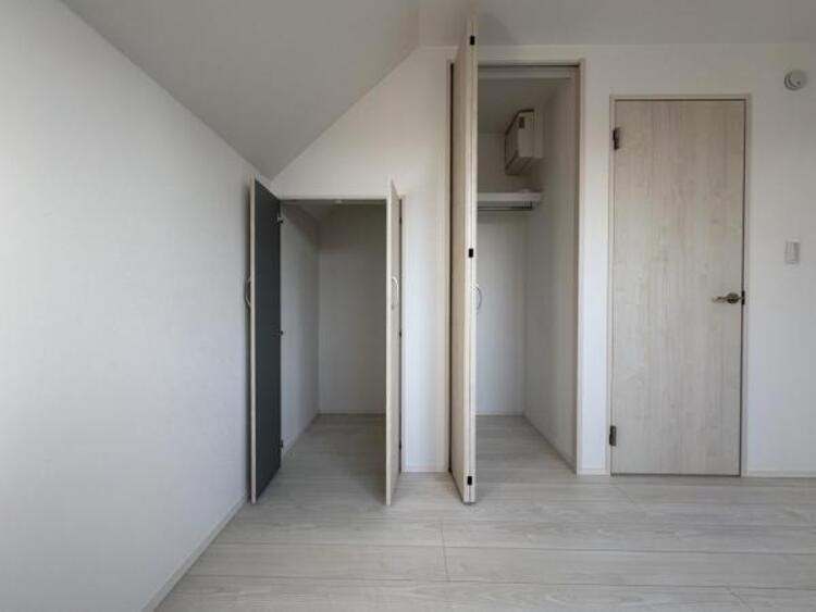 内装 ●〇全居室にクローゼットを完備！普段使いのお洋服や小物はもちろん、季節物のお洋服などもしっかりと整理整頓おしまい頂けます。整理整頓は床に物を置かない所から。居室空間をより広く隅々まで使用できます　〇●