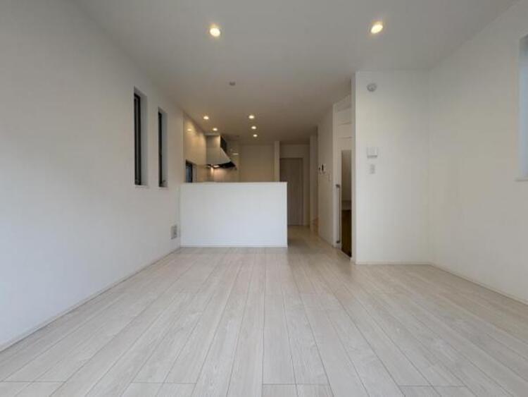 居間 ●〇一日の中で多くの時間を過ごすことになる住まいだからこそ、いつも穏やかな空間であるように心掛けています。構成する建材などへの配慮が、住まう方の健康を守ります。小さなお子様がいるご家庭でも安心です〇●