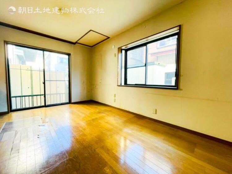 居間 家族の会話や笑顔が行き交うリビングで、子供を走り回らせたい。ダイニングテーブルでゆったり食事を堪能。光と風が溢れる開放的なリビングダイニングには、くつろぎの空間を生み自然と家族みんなが集まってきます 