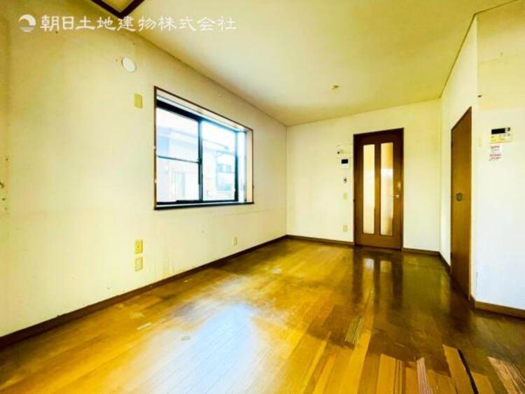 居間 お天気が晴れの日は照明をつけなくても充分明るいリビングです！どこか落ち着きのある広々とした内装です！皆で過ごす空間が、目に浮かんでくる様な優しいリビングダイニングです！くつろいだり楽しい時間を是非！ 