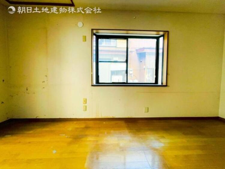 居間 リビングにあふれる採光と心地よい風のつどう調和された空間！！生活を彩る充実した日々が過ごせそうです。家族の滞在期間が長くなることを予測して、設計士が思いと工夫をこらした自慢のリビングダイニング！！！ 