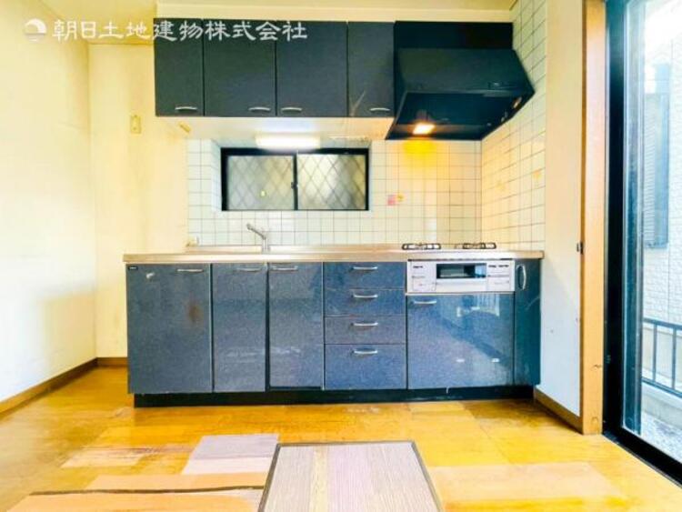 キッチン 【キッチン】広く取られたキッチンスペースはとても便利です。お料理をする人も開放感が心地いいです。 