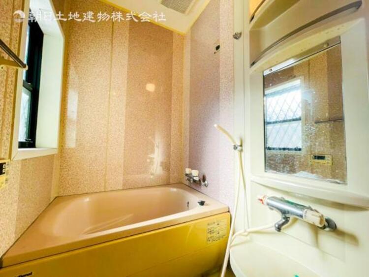 風呂 【浴室】ゆったりと寛げる広々バスで足を伸ばしてリラックス。　最新のユニットバスは設備も充実です。 