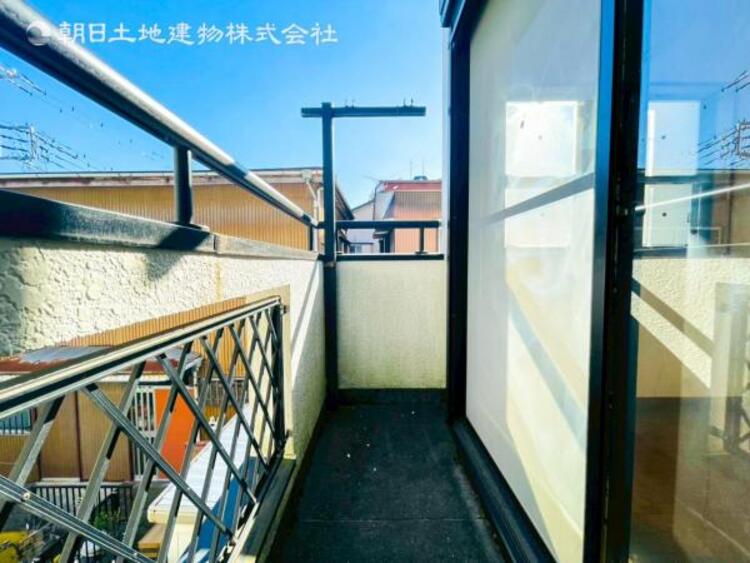 バルコニー 【バルコニー】太陽の光と爽やかな風でお洗濯物は気持ちいいです。 