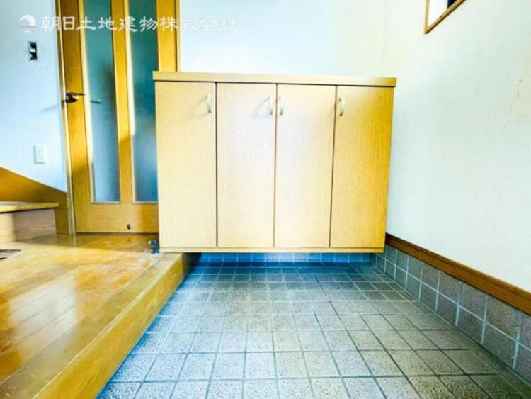 その他 【玄関】お出かけの際に小さなお子様のいるご家庭でもゆったりと靴を履かせて上げることができます。大きな荷物や抱っこしながらでもスムーズに出入り可能なストレスの少ない玄関です。 