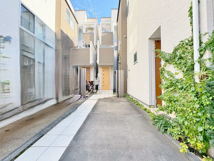 駐車場 本物件の駐車スペースです。車種制限のある場合もございますので、お気軽にお問い合わせくださいませ。