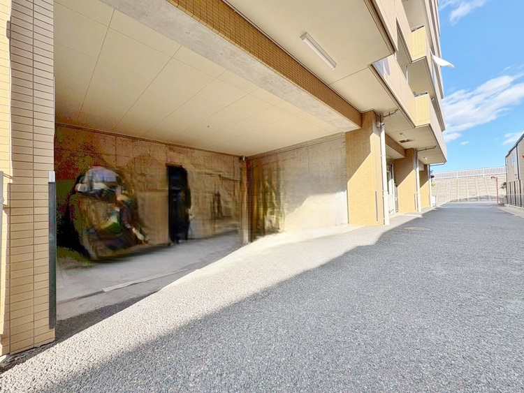 駐車場 本物件の駐車スペースです。車種制限のある場合もございますので、お気軽にお問い合わせくださいませ。