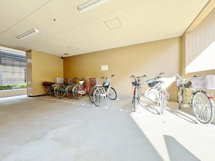設備 整理整頓された駐輪場で、管理体制の良好さがうかがえます。