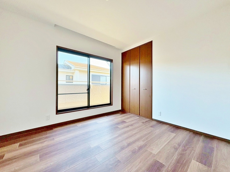 寝室 ベッドも十分に設置するスペースがあります。