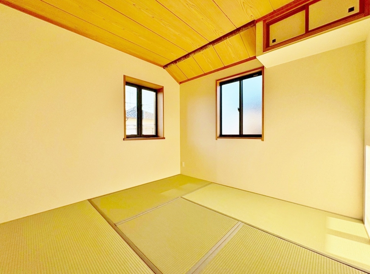 寝室 木の温もりを感じながら、落ち着く和室でくつろぎください。