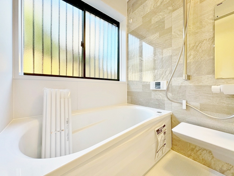 風呂 一日の疲れを癒すバスルームは、心地よいリラックスを叶える清潔感溢れる空間です。