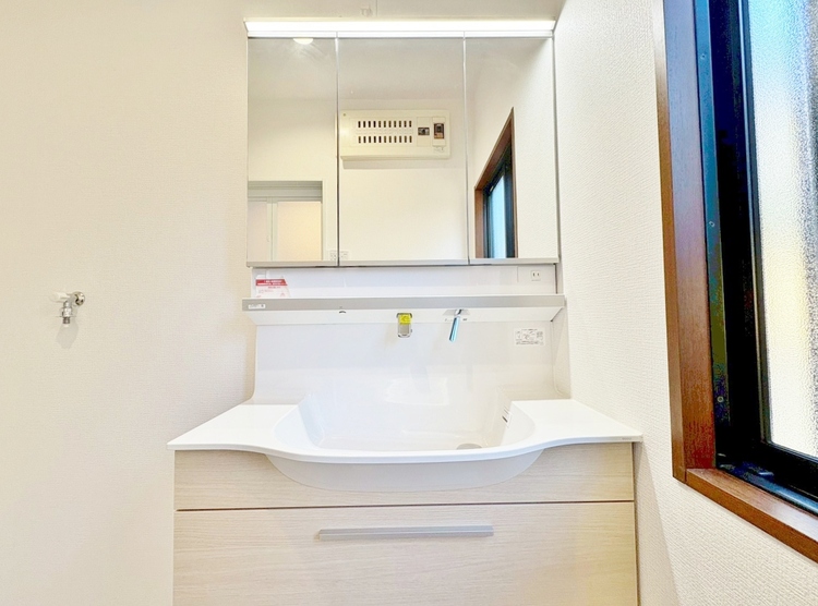 洗面 何かと物が増える場所だからこそ、スッキリと見映えの良い空間に。