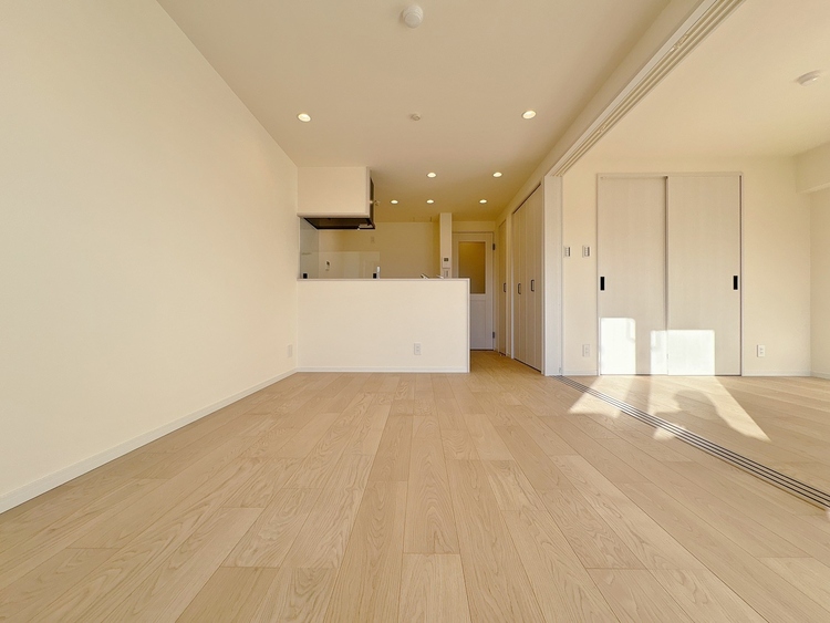 居間 忙しく過ぎゆく日常を置き去るほど、ゆったりした時間が流れるリビング。