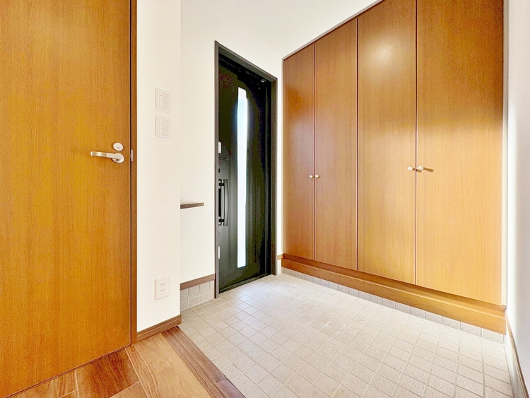 玄関 シューズボックスを完備した玄関です。