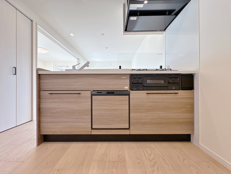 キッチン スマートな意匠と充実の機能を備えたキッチンが、暮らしにおいしい彩りを添えます。